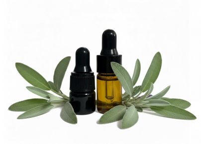 : Флакон эфирного масла шалфея мускатного на белом фоне