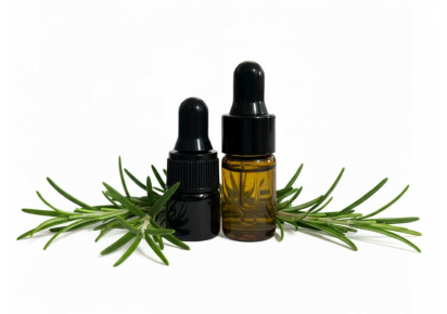Эфирное масло розмарина — для волос, кожи и здоровья Флакон эфирного масла розмарина 1 мл на белом фоне